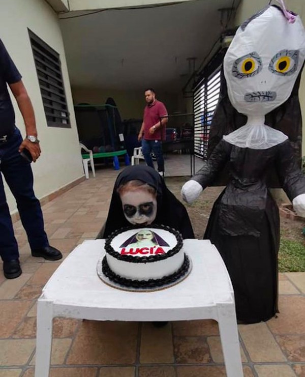 A pequena Lucia Trujillo Brown em sua festa de aniversário de três anos dedicada ao filme A Freira (2018) (Foto: Twitter)