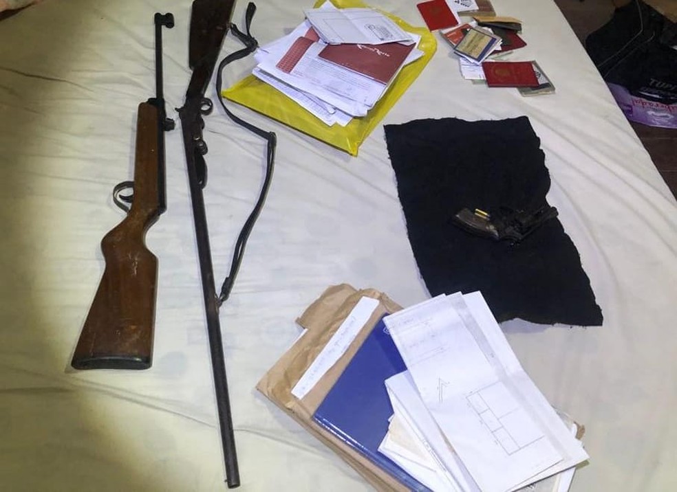 Armas de fogo foram apreendidas na casa de José Luiz Mauler Júnior, presidente do Tupi. Segundo a Polícia Civil, armas não tinham registro — Foto: Polícia Civil/Divulgação 
