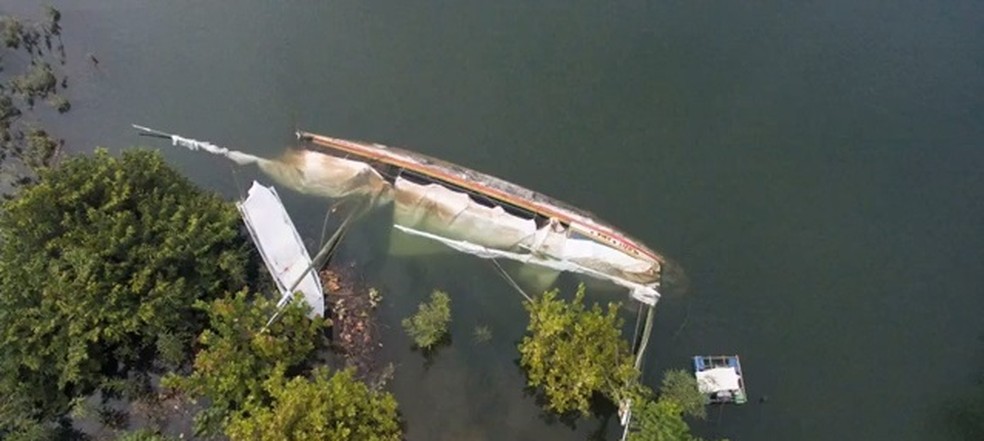 Canoa de tolda Luzitânia vira após cheia do São Francisco em Alagoas — Foto: Reprodução/TV Gazeta/ Arquivo