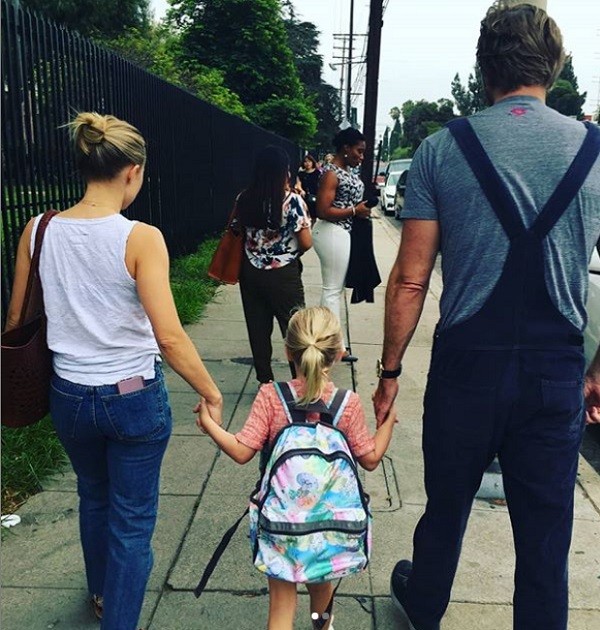 Os atores Kristen Bell e Dax Shepard com uma de suas filhas (Foto: Instagram)