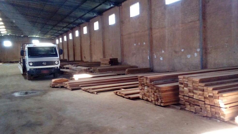 Madeireira foi autuada durante fiscaliza&ccedil;&atilde;o da Pol&iacute;cia Militar Ambiental, em Pirapozinho (Foto: Pol&iacute;cia Militar Ambiental/Cedida)