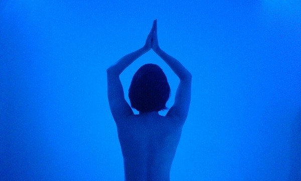 Aula de yoga nu: nossa editora exprimentou! (Foto: Lu Angelo)