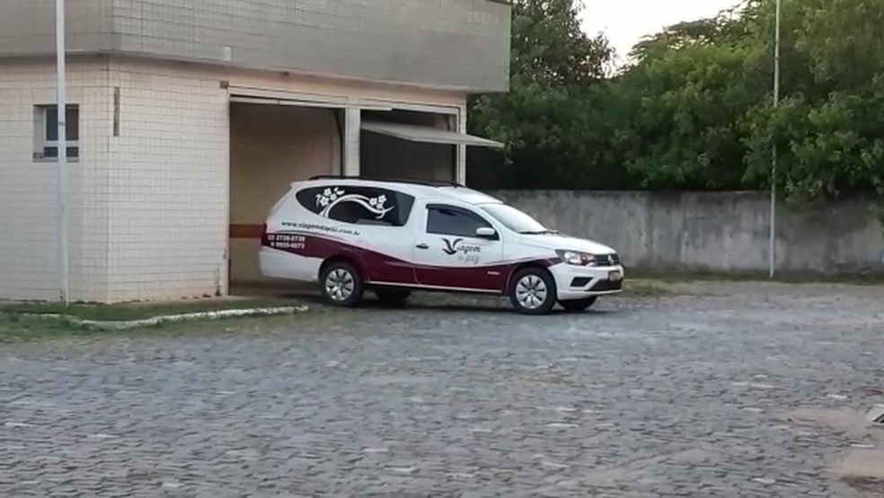 Corpo de Vagner deixa o IML de Macaé — Foto: Reprodução/TV Globo