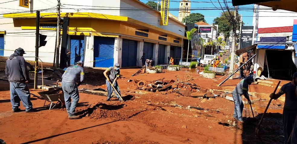 Equipes da Prefeitura de São Carlos realizam limpeza na Rua Episcopal  — Foto: Prefeitura de São Carlos/Divulgação