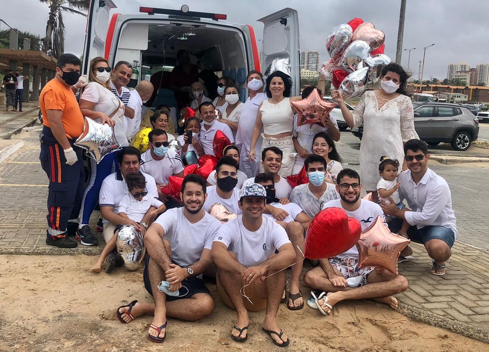 Familiares reunidos para realizarem desejo de dona Francisca de ver o mar  — Foto: Arquivo pessoal