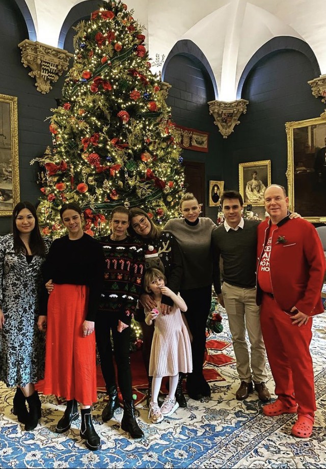 Príncipe Albert e família posam para foto natalina (Foto: Reprodução/Instagram)
