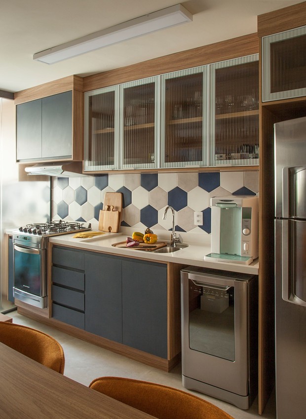 COZINHA | O novo layout da cozinha permite interagir com as pessoas no living. O piso do ambiente é o Stelle Grigio, da Portobello. Revestimento hexagonal azul, cimento e white, da Ceral (Foto: Divulgação / Luis Gomes)