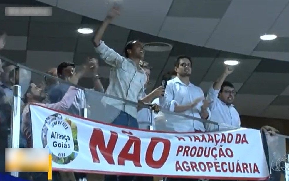 Manifestantes protestam contra a taxa do agro na Assembleia Legislativa em Goiânia, Goiás — Foto: Reprodução/TV Anhanguera
