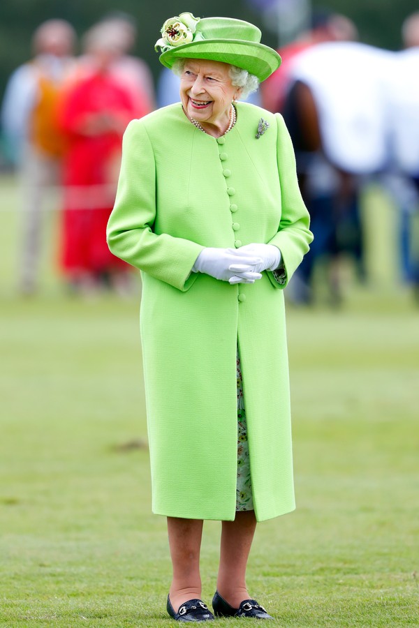 EGHAM, UNITED KINGDOM - JULY 11: (EMBARGOED FOR PUBLICATION IN UK NEWSPAPERS UNTIL 24 HOURS AFTER CREATE DATE AND TIME) Queen Elizabeth II attends the Out-Sourcing Inc. Royal Windsor Cup polo match and a carriage driving display by the British Driving Soc (Foto: Getty Images)
