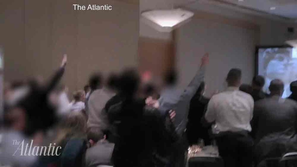 No vídeo filmado pela revista The Atlantic, membros do grupo de extrema-direita alt-right aparecem com o braço estendido gritando 'Viva Trump, viva o nosso povo, viva a vitória'  (Foto: Reprodução/ YouTube/ The Atlantic)