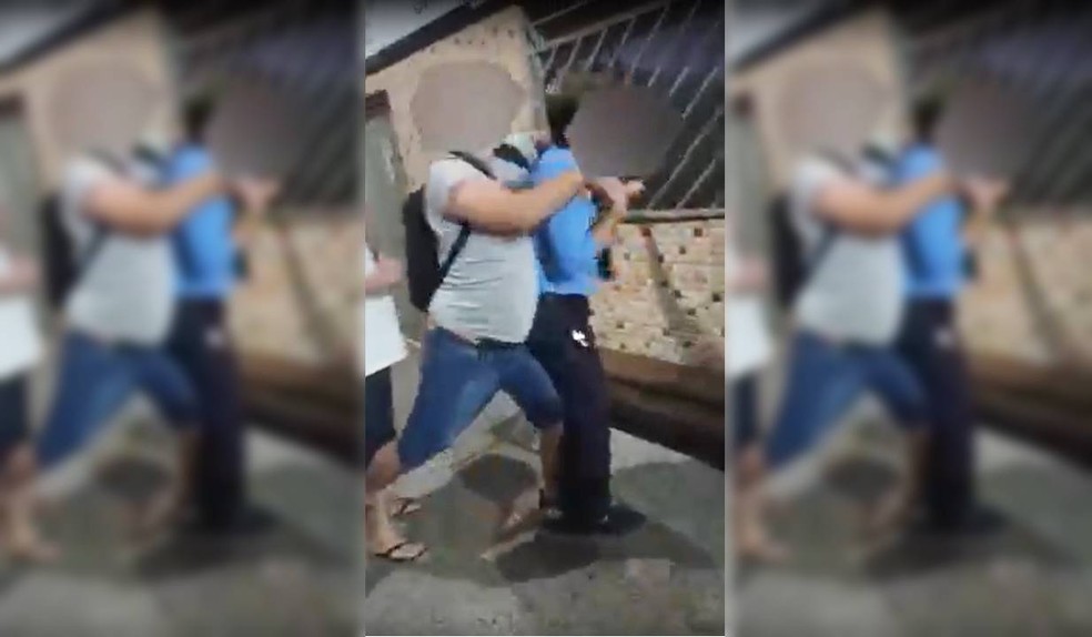 Vídeo mostra policial civil dando 'gravata' motorista de ônibus que não usava máscara em Canarana — Foto: Divulgação