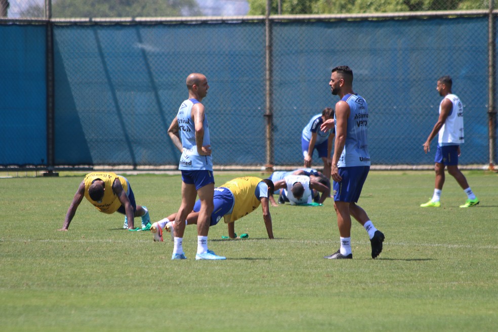 Jogadores do Grêmio pagam apoios em treino — Foto: Eduardo Moura