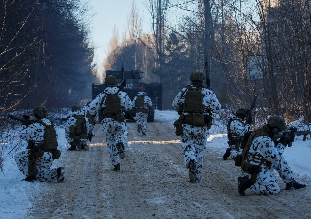 Soldados ucranianos treinam para guerra perto da usina nuclear de Chernobyl em 4 de fevereiro de 2022