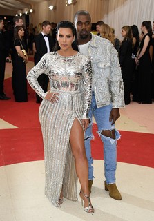 Kim Kardashian, de Balmain, e Kanye West