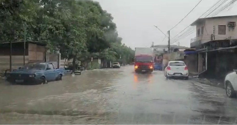 Ruas de Manaus estão alagadas devido forte chuva em Manaus. — Foto: Reprodução