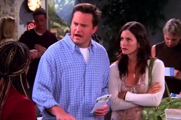 Matthew Perry and Courteney Cox in Friends (Photo: Playback)