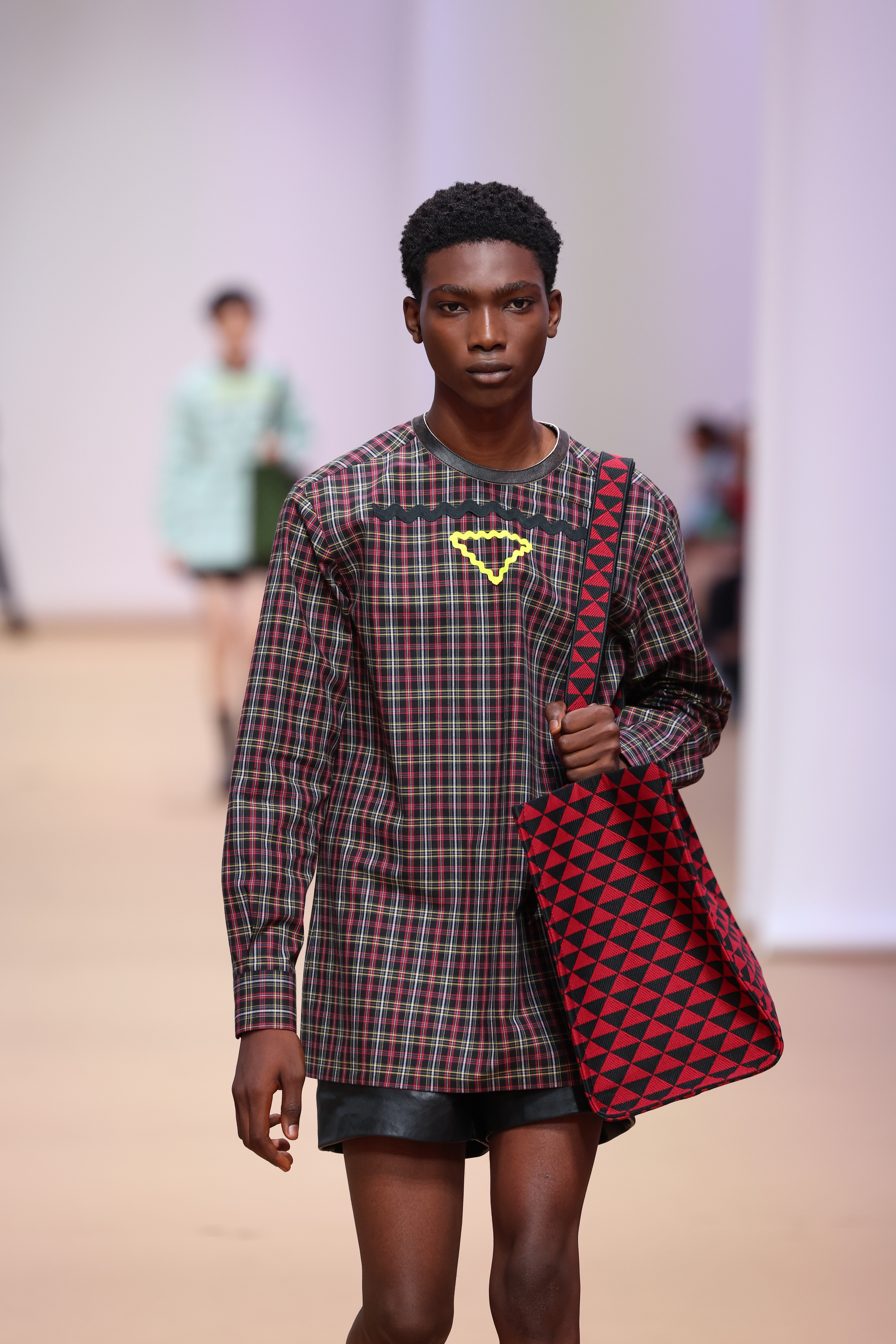 Modelo desfila com bolsa da Prada na Semana de moda masculina de Milão Primavera/Verão 2023 (Foto:  )