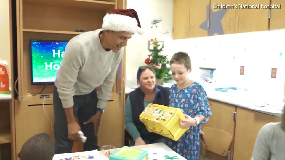 Obama entregando presentes no Children's National Hospital (Foto: Divulgação)