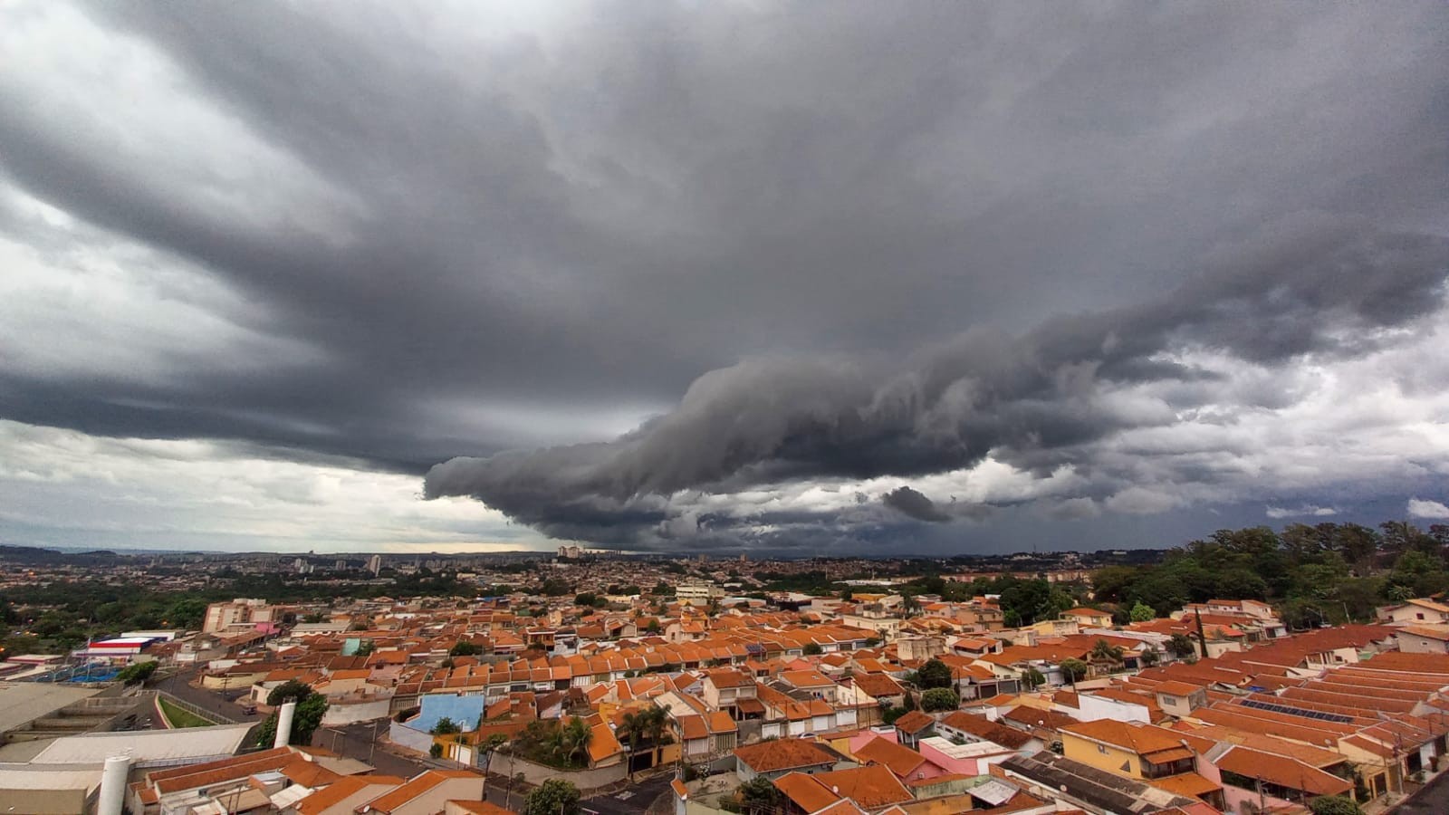 Moradores de Ribeirão Preto filmam chegada da chuva; veja previsão do tempo para domingo (6)
