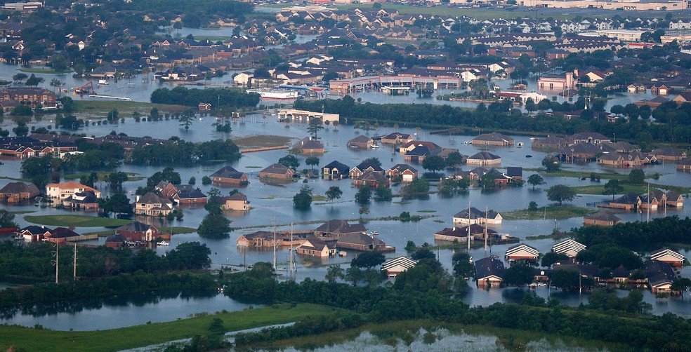 Casas de Por Arthur estão inundadas desde a passagem da tempestade tropical Harvey. Foto tirada na quinta-feira (31)  (Foto: Gerald Herbert/ AP)