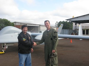 O coordenador do projeto vant da PF, Álvaro Marques, e o coronel Donald Grankow, comandante do Esquadrão Hórus, a tropa da FAB que voa com os drones no Brasil (Foto: Tahiane Stochero/G1)