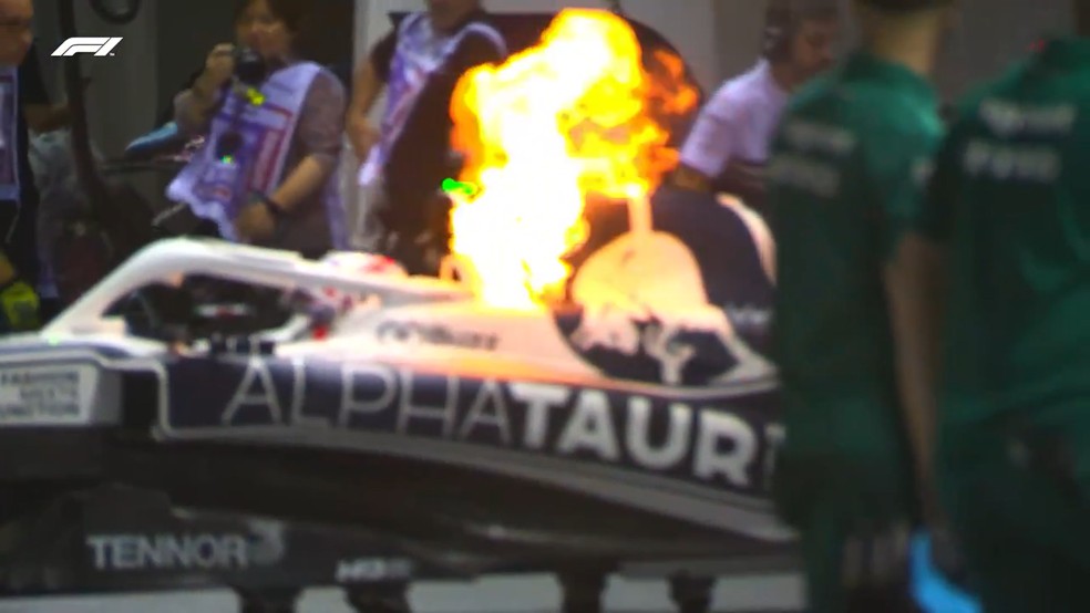 Carro de Pierre Gasly pega fogo no segundo treino livre para o GP de Singapura — Foto: Reprodução/F1