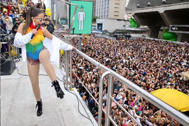 Anitta na parada LGBT (Foto: Manuela Scarpa/Brazil News)