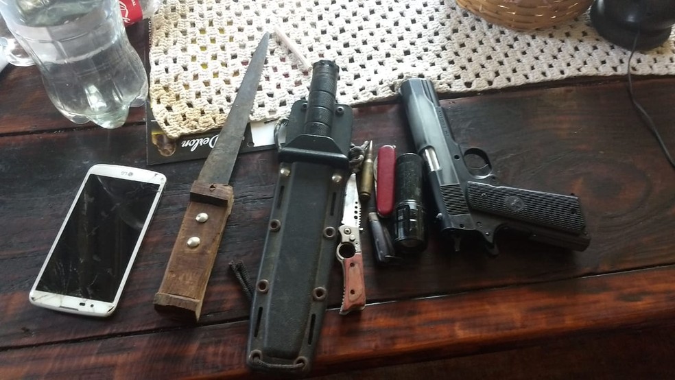 Munição de fuzil estava escondida debaixo da cama do acusado de estuprar a filha e duas enteadas em Cabo Frio, no RJ — Foto: Divulgação/Polícia Civil