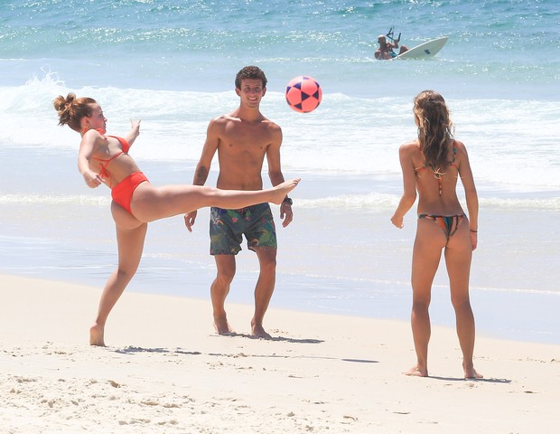 Larissa Manoela joga partida de altinha em praia carioca' (Foto: Fabricio Pioyani /Agnews)