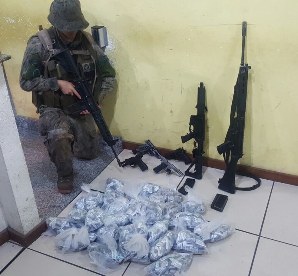 Dois fuzis, armas e drogas foram apreendidos na operação em Angra (Foto: Divulgação/Polícia Militar)