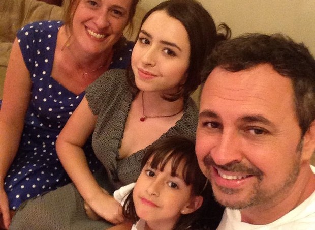 Guilherme Uzeda com a mulher Ana Carolina e as filhas, Júlia, 13 anos, e Luiza, 5 anos (Foto: Instagram)