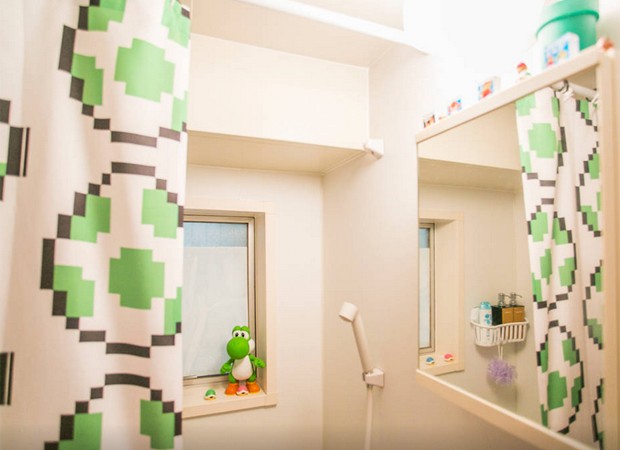 No banheiro, personagem Yoshi é peça fundamental (Foto: Divulgação / Airbnb)