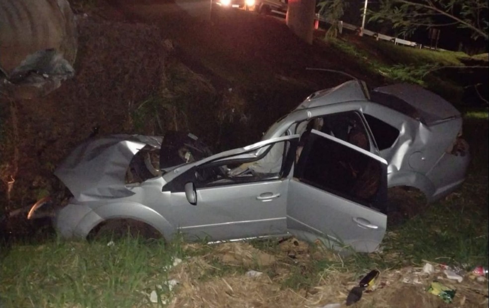 Carro ficou destruído após cair no viaduto em Catanduva  — Foto: Arquivo Pessoal
