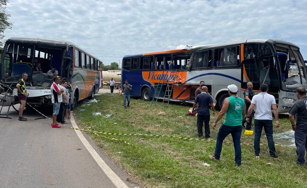 Batida entre dois ônibus deixa feridos em rodovia de Laranjal Paulista — Foto: Carlos Bazzo/Arquivo pessoal
