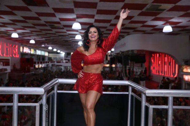 Viviane Araújo em noite de samba no Salgueiro (Foto: Anderson Borde/AgNews)