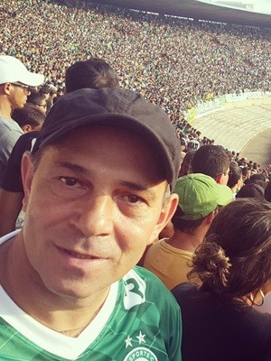 Cinegrafista Ari Júnior, que morreu em queda de avião, era torcedor do Goiás (Foto: Reprodução/Facebook)