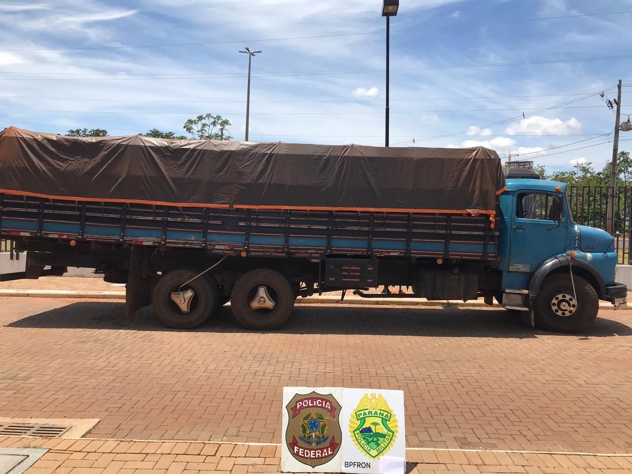 Caminhão com cerca de 400 caixas de cigarro contrabandeado é apreendido em Guaíra 