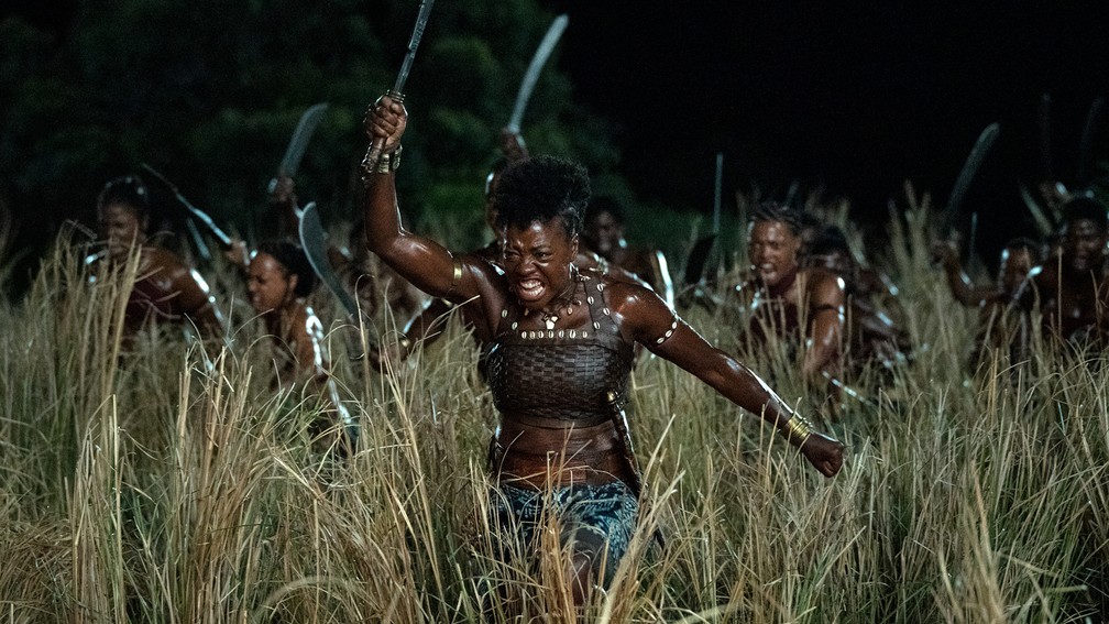 Nanisca (Viola Davis) lidera um ataque de seu ex&eacute;rcito em "A Mulher Rei" &mdash; Foto: Divulga&ccedil;&atilde;o