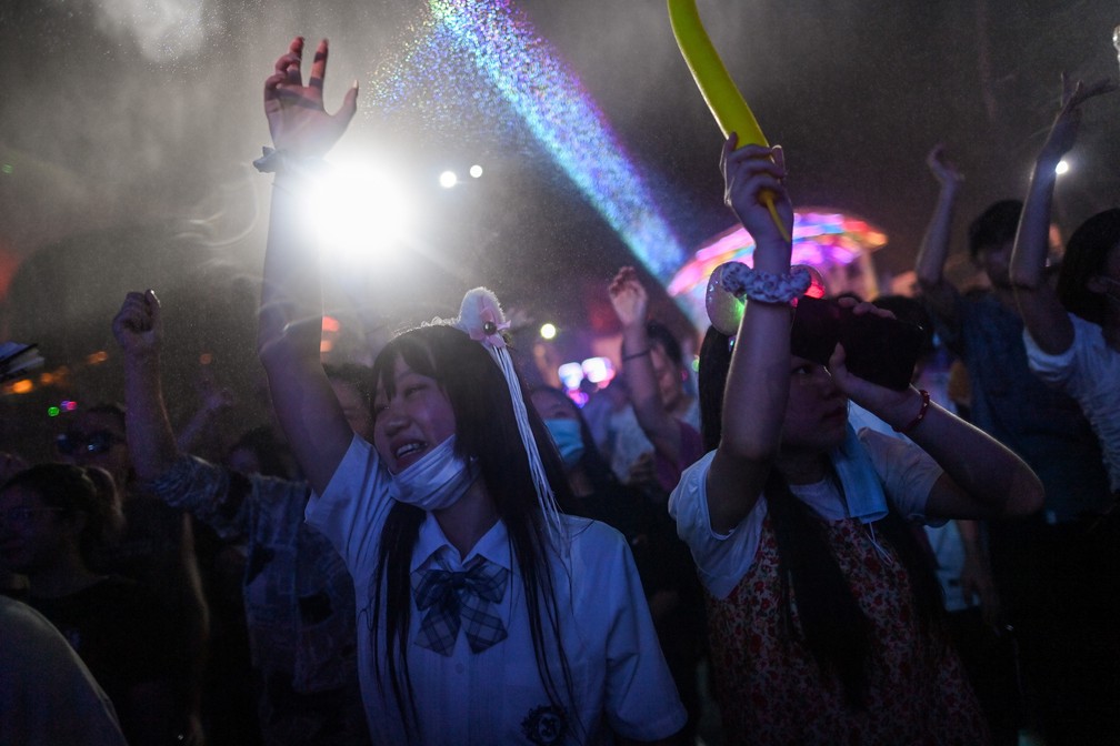 Pessoas dançam durante um festival de música em Wuhan, na província de Hubei, na China, na terça-feira (4) — Foto: Hector Retamal/AFP
