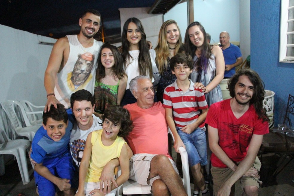 Zé Carrim (ao centro) e parte da família — Foto: Bruna Aguiar/Arquivo pessoal