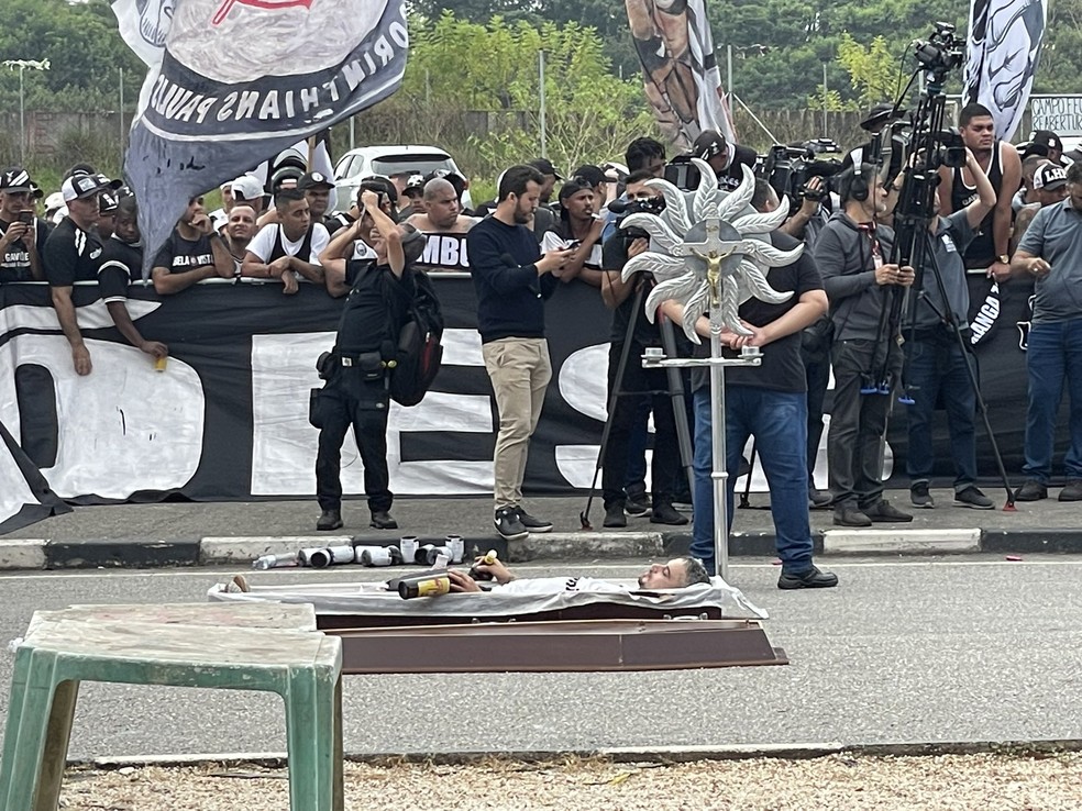 Torcedor fica deitado em caixão como forma de protesto — Foto: Marcelo Braga