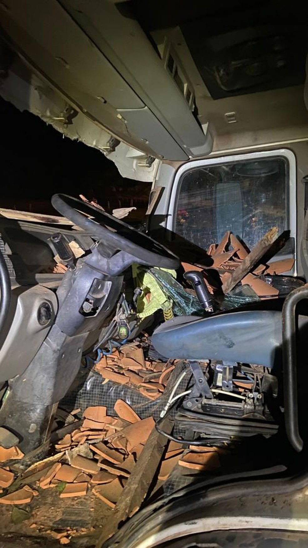 Caminhão destrói parada de ônibus no Piauí — Foto: Reprodução/Redes sociais
