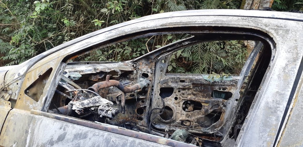 Corpo carbonizado é encontrado dentro de carro em São Roque — Foto: Divulgação/São Roque Notícias