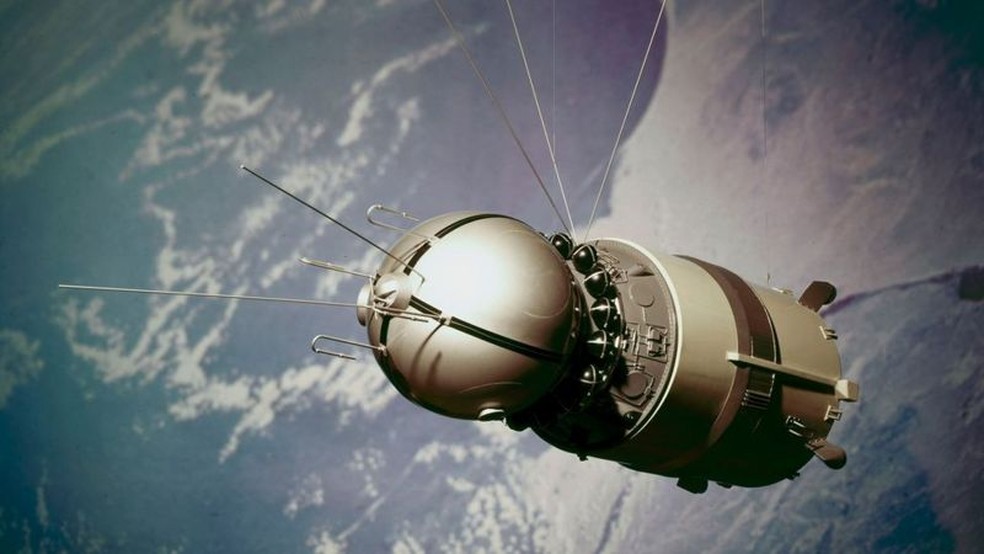 A espaçonave Vostok exigia pouco do cosmonauta a bordo, já que era pilotada por controladores em solo — Foto: SSPL/GETTY IMAGES/BBC