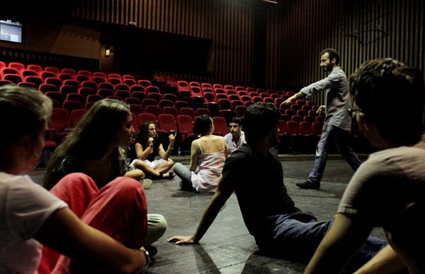 O diretor Lucien Bourjeily conversa com alunos durante workshop realizado de improvisação em teatro no Beirute, Líbano  (Foto: Beirut Acting/Divulgação)