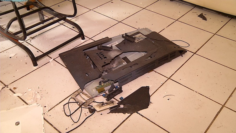 Equipamentos elétricos ficaram totalmente danificadosa após raio atingir casa na Grande Natal — Foto: Ayrton Freire/Inter TV Cabugi