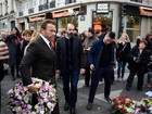 Arnold Schwarzenegger visita casa de shows Bataclan em Paris