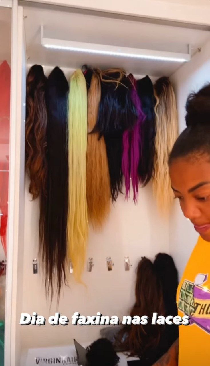 Brunna Gonçalves mostra armário de perucas (Foto: Reprodução/Instagram)