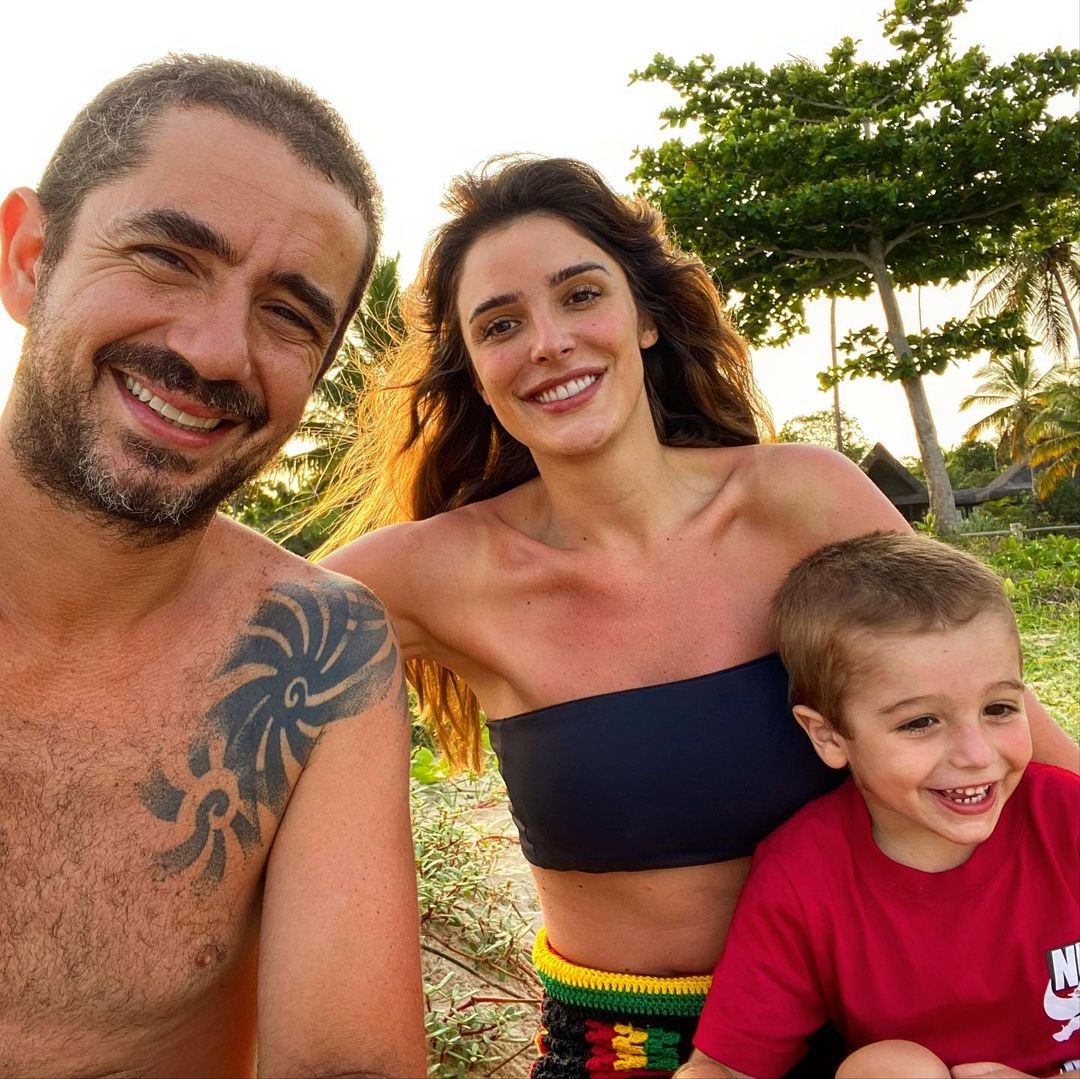 Rafa Brites e Felipe Andreoli com o filho, Rocco (Foto: Reprodução/Instagram)