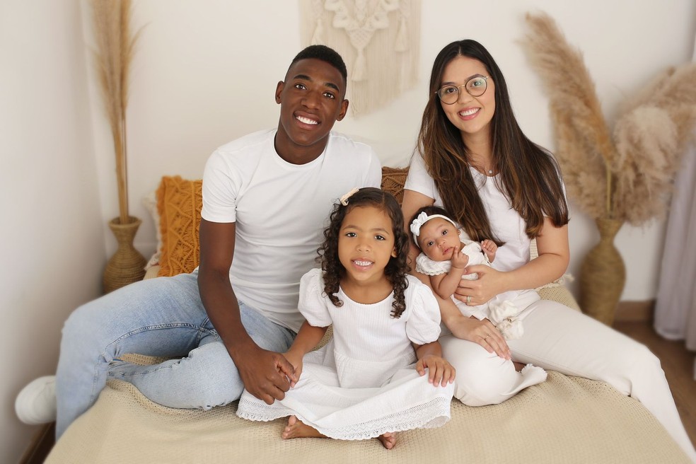 Léo, do Vasco, com a esposa e as filhas — Foto: Arquivo pessoal